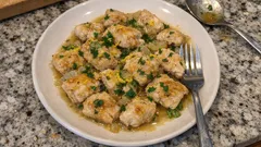 한 팬으로 끝내는 상큼 레몬 닭가슴살—가루 코팅으로 소스가 착 감겨요