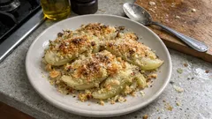 오븐에 굽기만 하면 끝: 빵가루·치즈로 바삭하게 만드는 펜넬 그라탕 레시피